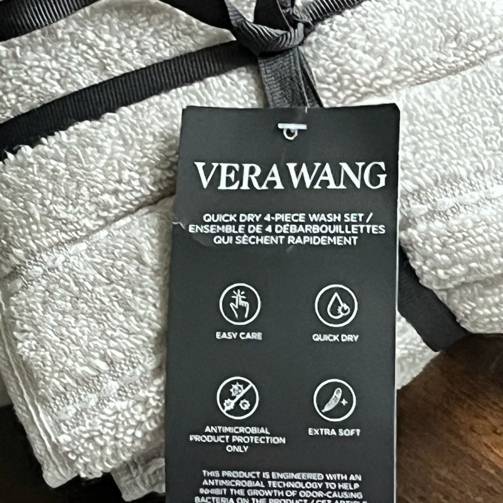 Vera Wang Set Of 4 washcloths NWT